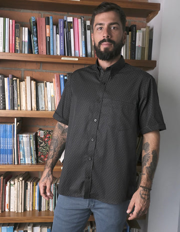 Camisa Manga Corta Negra Estampado Geométrico- Moldería clásica