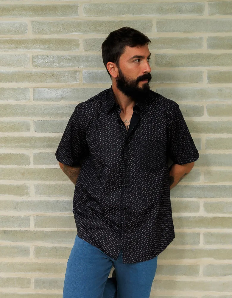 Camisa Manga Corta Negra Estampado Puntos - Mordería clásica