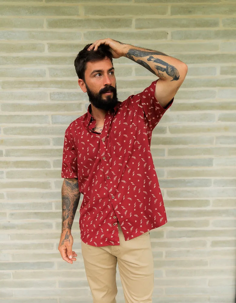 Camisa Manga Corta Roja Estampado Hojas Beige - Mordería clásica